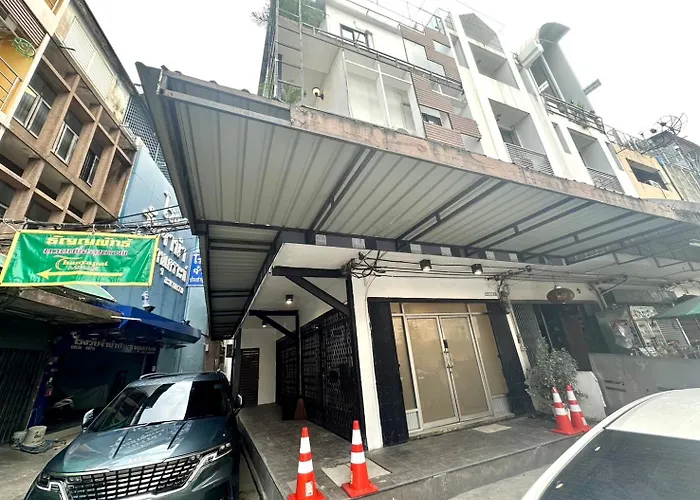 The White Den Chatuchak Hostel *