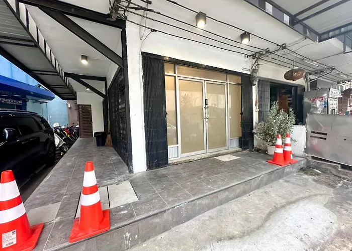 The White Den Chatuchak Hostel Bangkok