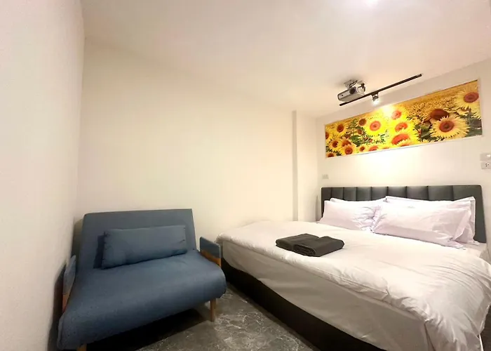 The White Den Chatuchak Hostel