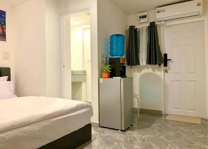 The White Den Chatuchak Hostel *