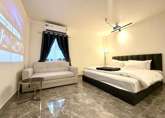 The White Den Chatuchak Hostel