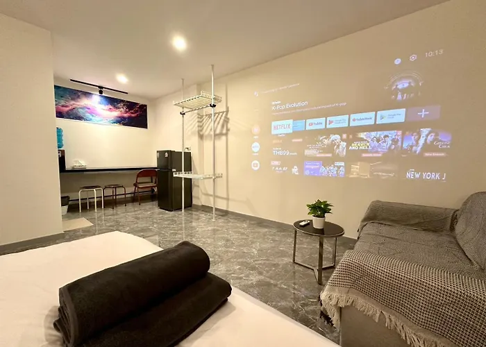 The White Den Chatuchak Hostel