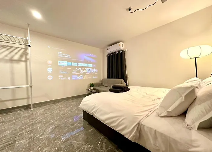 The White Den Chatuchak Hostel *