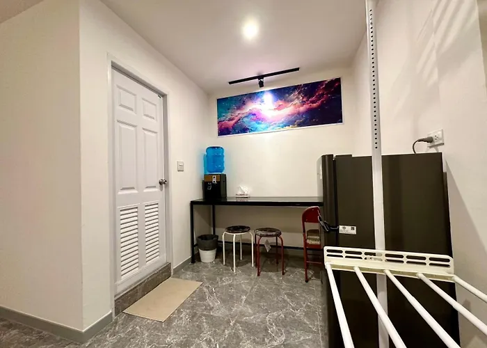 The White Den Chatuchak Hostel *