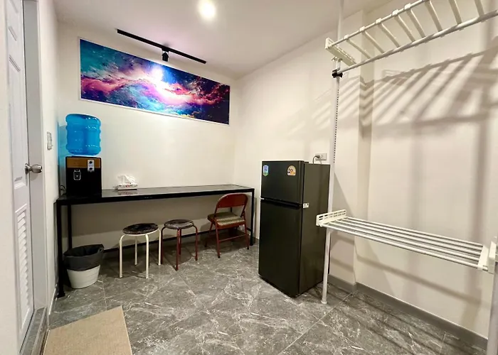 The White Den Chatuchak Hostel