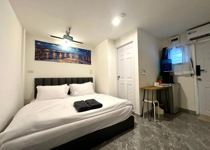 The White Den Chatuchak Hostel Bangkok