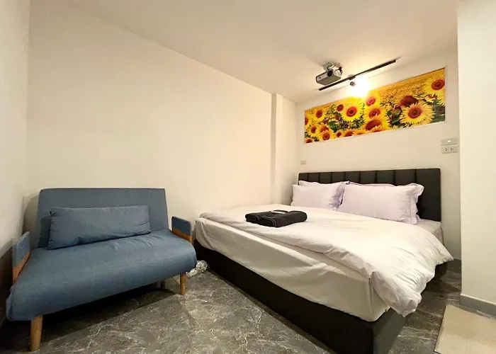 The White Den Chatuchak Hostel