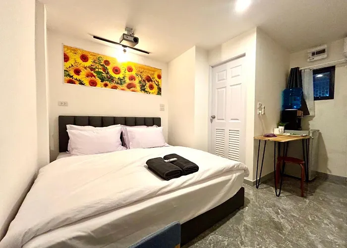 The White Den Chatuchak Hostel Bangkok