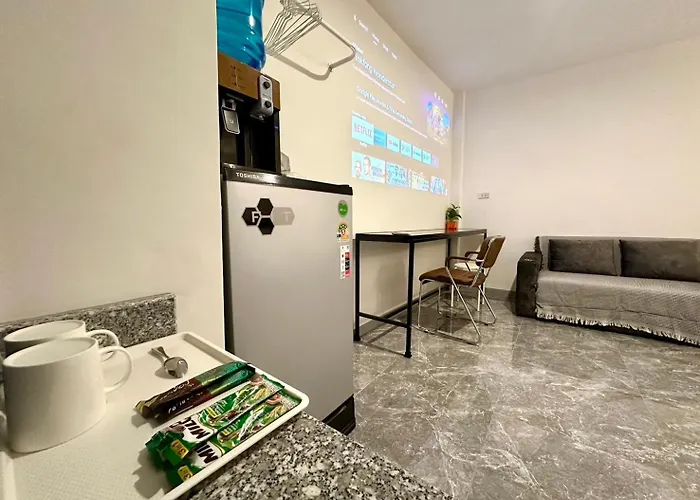The White Den Chatuchak Hostel