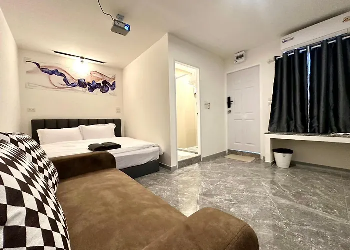 The White Den Chatuchak Hostel