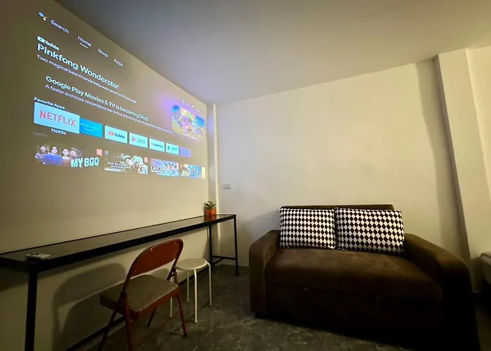 The White Den Chatuchak Hostel