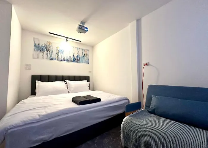 The White Den Chatuchak Hostel