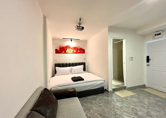 The White Den Chatuchak Hostel