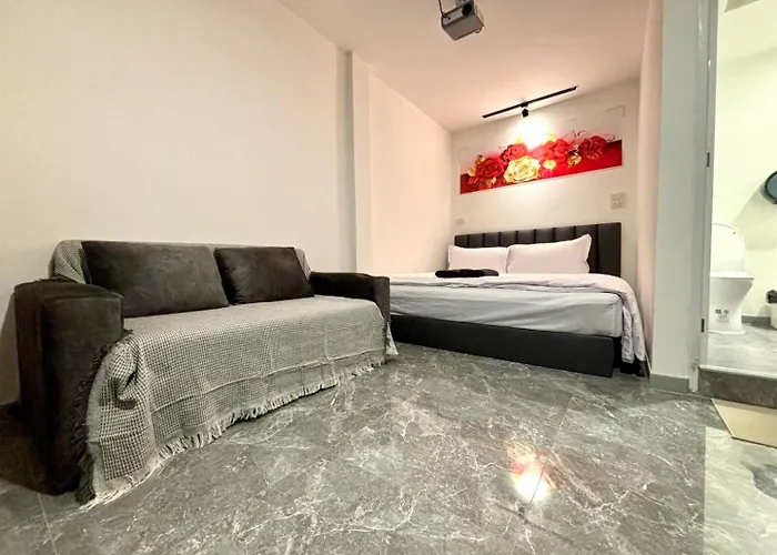 The White Den Chatuchak Hostel Bangkok